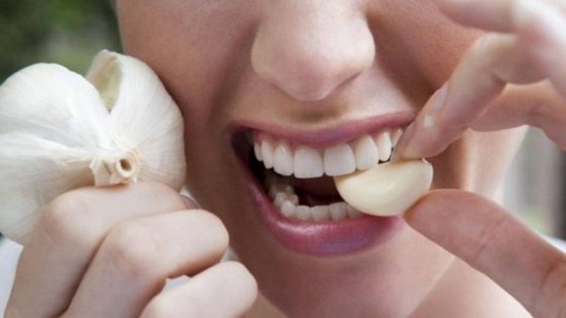 Làm sao để loại bỏ mùi tỏi trong hơi thở? 1