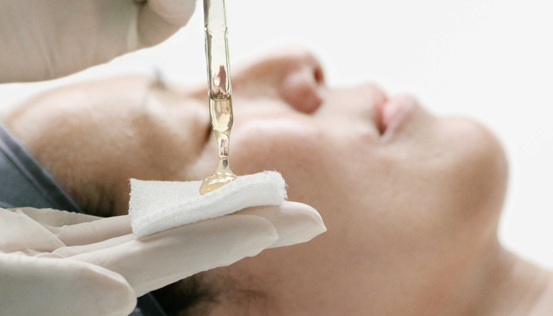 Cấp ẩm liên tục và đúng cách giúp da dễ chịu và bong nhanh hơn