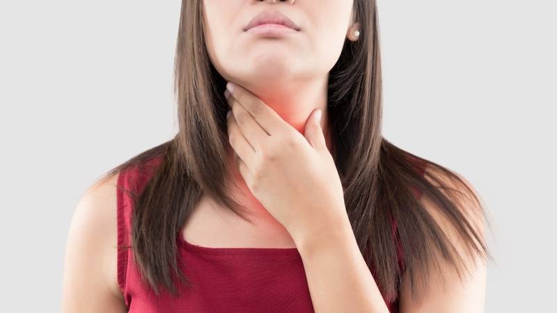Viêm họng kéo dài có thể liên tục cung cấp nguồn tác nhân gây bệnh lan lên tai giữa