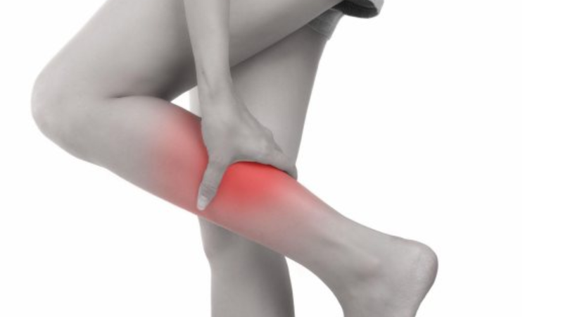 Rách cơ bắp chân có nhiều triệu chứng dễ nhận biết