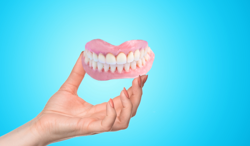 Cách vệ sinh răng giả tháo lắp