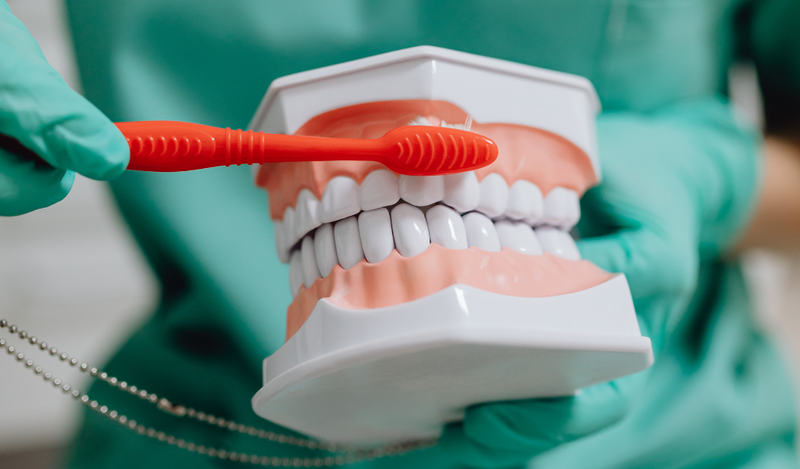 Cách vệ sinh răng giả khỏi mảng bám