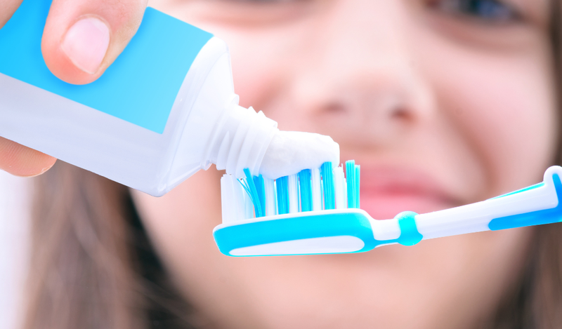 Cách chăm sóc và vệ sinh răng giả cố định