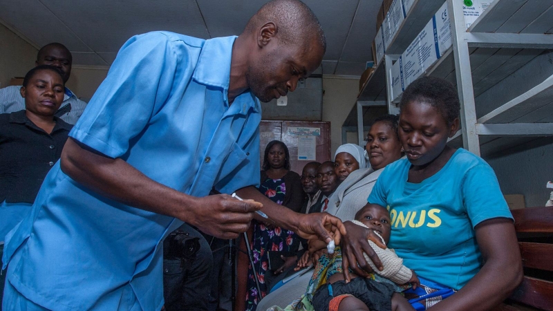 Lần đầu tiên vaccine sốt rét được WHO phê duyệt sau nhiều năm phát triển 2