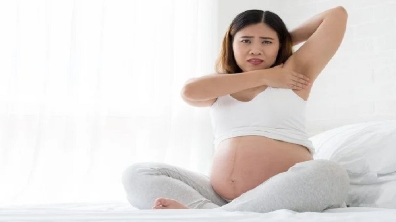 Mẹ nên chọn sản phẩm lăn khử mùi có thành phần chiết xuất tự nhiên, an toàn cho làn da