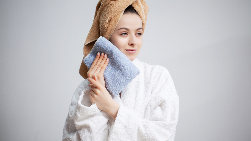 Làm khô cơ thể sau khi tắm ặc biệt là vùng nách và các nếp gấp da