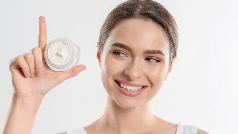 Nên dùng kem dưỡng ẩm dịu nhẹ, mặt nạ phục hồi có thành phần an toàn sau khi lăn kim