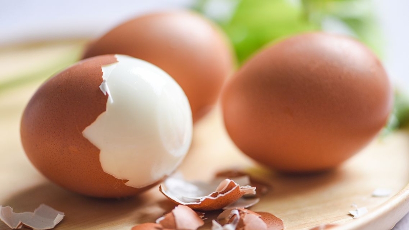 Lăn trứng gà trị mụn&nbsp;là phương pháp được nhiều người truyền miệng