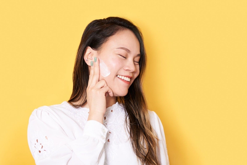 Thoa kem chống nắng đầy đủ trước khi ra ngoài để phòng ngừa lang ben da mặt