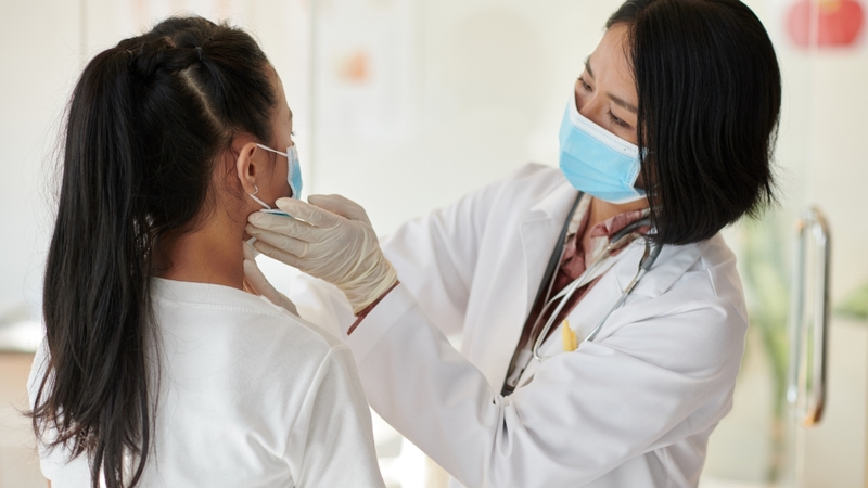 Quá trình điều trị lao hạch đòi hỏi sự theo dõi chặt chẽ để đánh giá đáp ứng và phát hiện sớm các biến chứng hoặc nguy cơ tái phát