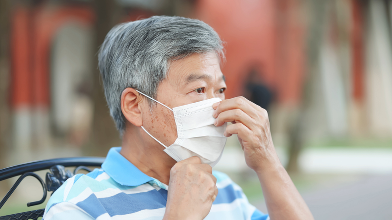 Người cao tuổi, suy dinh dưỡng hoặc mắc bệnh nền thường gặp khó khăn hơn khi điều trị