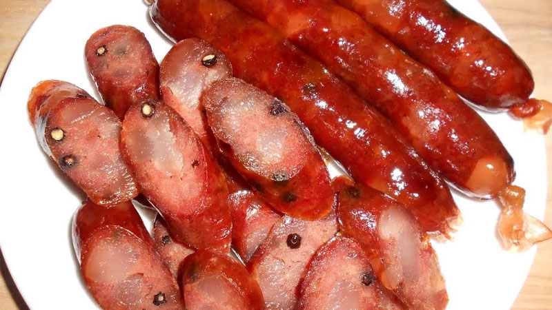 Để hạn chế lượng calo có trong lạp xưởng bạn nên hấp thay vì chiên, rán