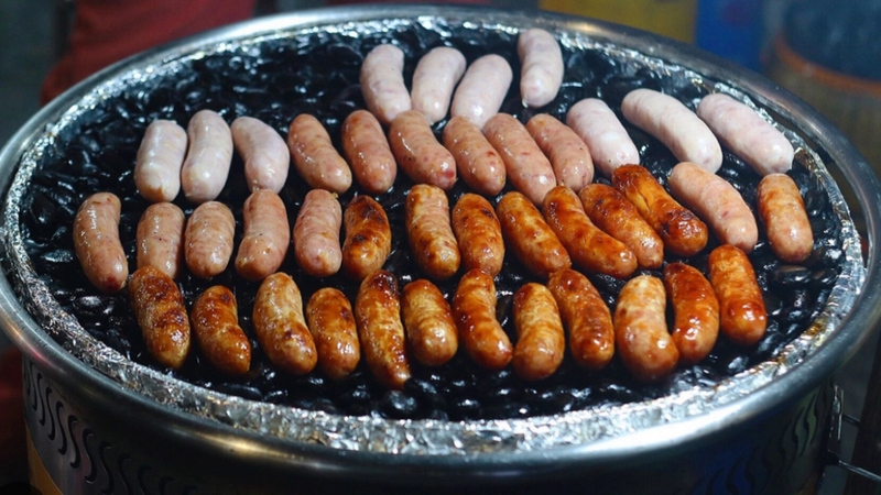 Lạp xưởng nướng đá là gì? Mối nguy hại từ món ăn này 1