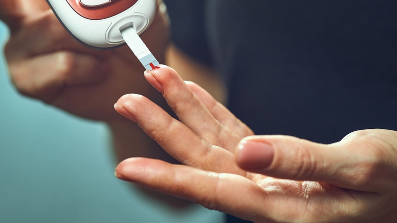 Lạp xưởng nướng đá là gì? Mối nguy hại từ món ăn này 3