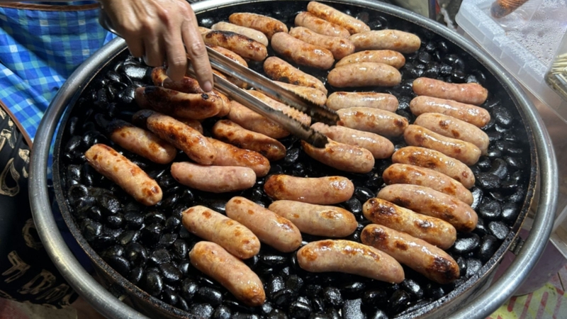 Lạp xưởng nướng đá là gì? Mối nguy hại từ món ăn này 5