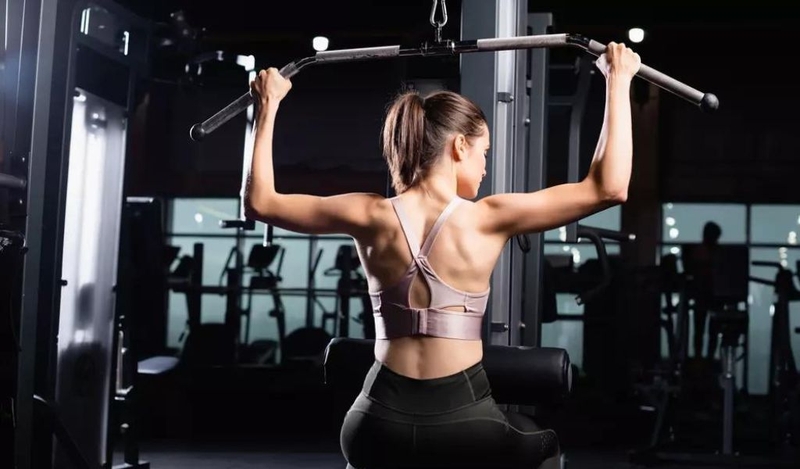 Lat pulldown là bài tập gì? Hướng dẫn tập đúng cách và hiệu quả 2