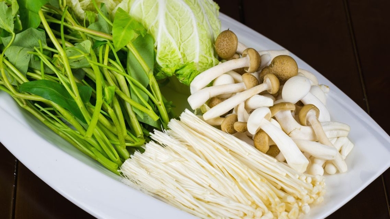 Nhiều bà nội trợ vẫn băn khoăn lẩu hải sản ăn rau gì hợp vị