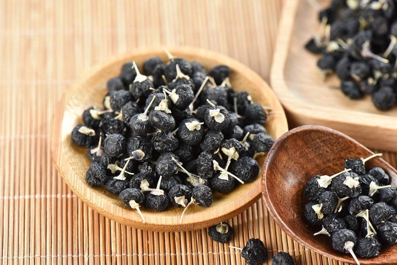 Lấy hắc kỷ tử ngâm rượu có tác dụng gì với sức khỏe