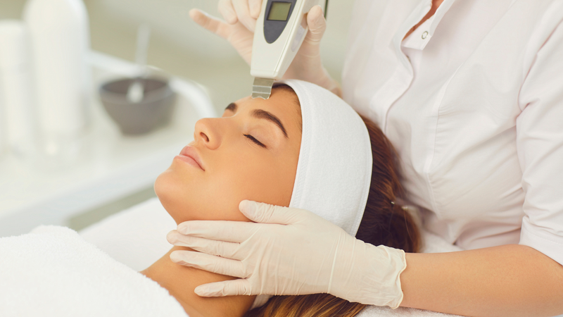 Làn da vừa được lấy nhân mụn thường nhạy cảm, vì vậy bạn cần vệ sinh kỹ