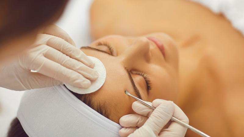 Chỉ thực hiện lấy nhân mụn khi mụn đã chín, nhân mụn nổi rõ và có đầu trắng