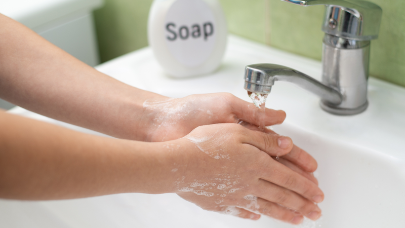 Bạn nên rửa tay sạch bằng xà phòng và nước sạch