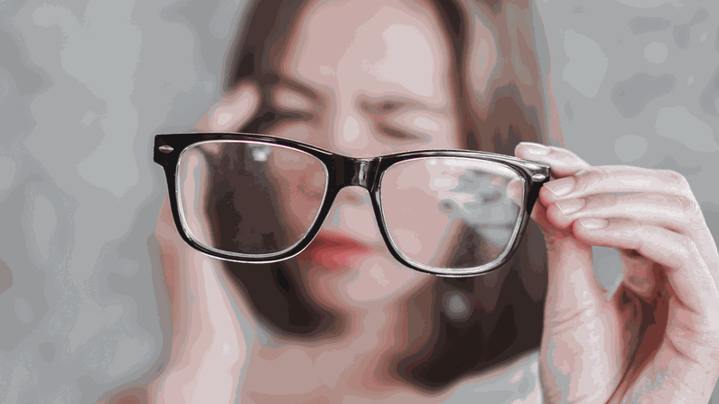 Thị lực giảm nhanh chóng, đột ngột là dấu hiệu dễ nhận biết nhất khi bị lệch thủy tinh thể