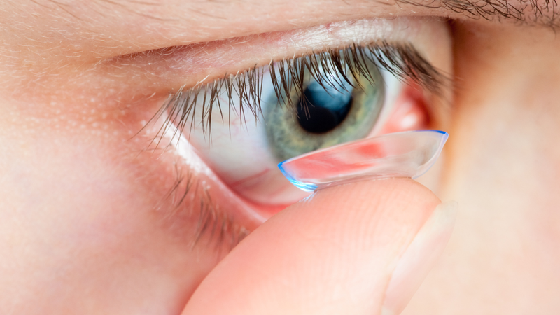 Lens 1 ngày có cần ngâm trước khi đeo không? 1