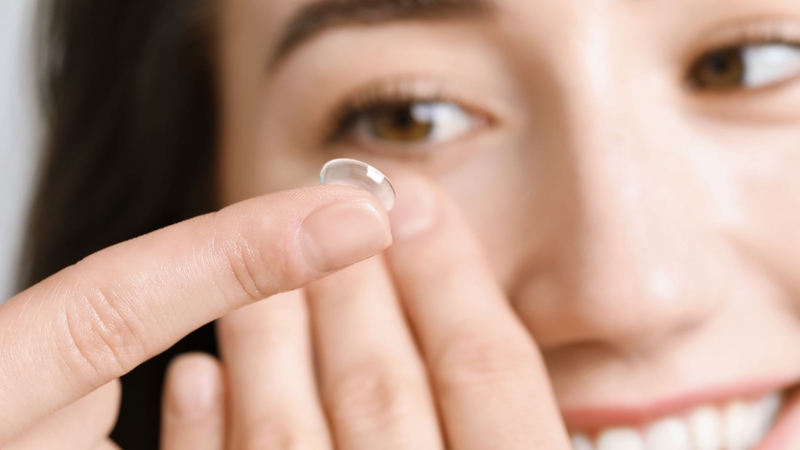 Lens giãn tròng có đường kính lớn hơn so với kính áp tròng thông thường