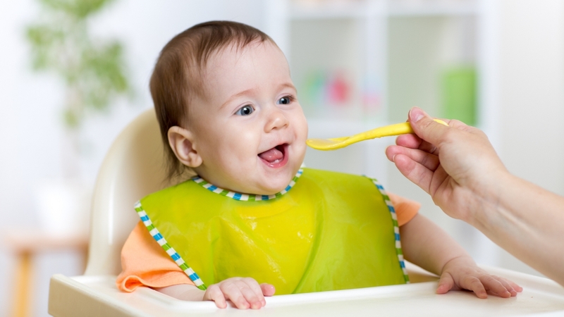 Khi bước sang tháng thứ 6, nhiều trẻ đã sẵn sàng ăn dặm với lượng thức ăn đa dạng hơn