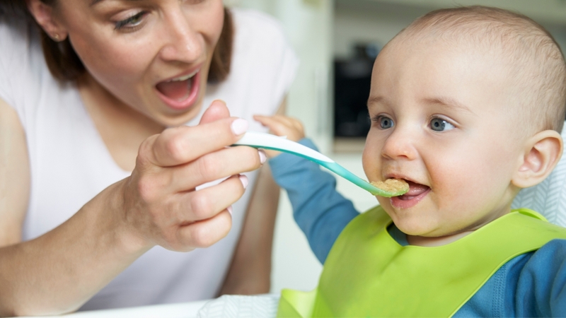 Kết hợp ăn dặm đúng thời điểm sẽ giúp trẻ làm quen với thực phẩm mới và đáp ứng nhu cầu dinh dưỡng