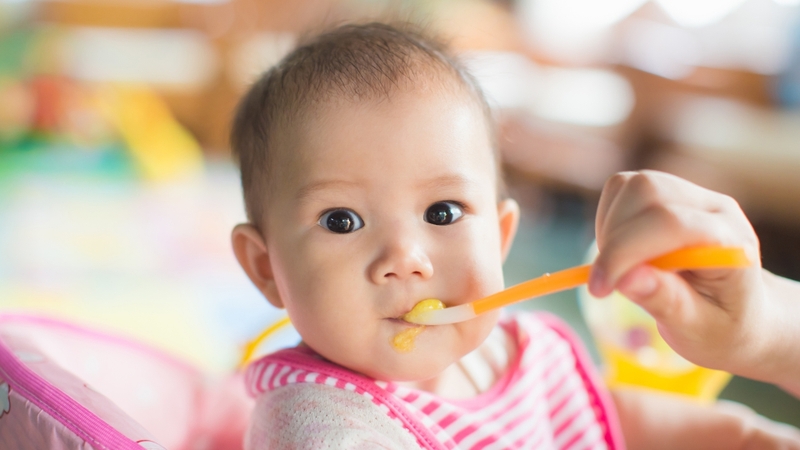 Nên bắt đầu với lượng nhỏ và tăng dần theo khả năng thích nghi của trẻ