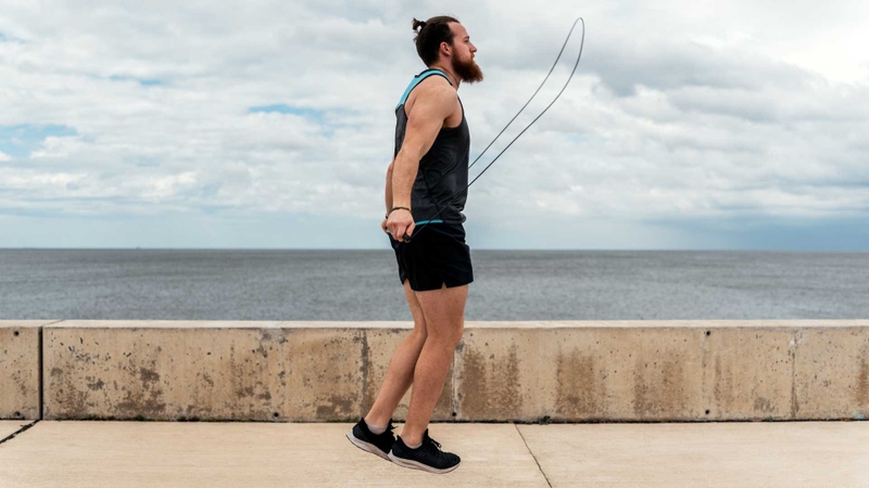 Tư thế nhảy dây đúng sẽ giúp giảm áp lực lên khớp gối và tăng hiệu quả tập luyện