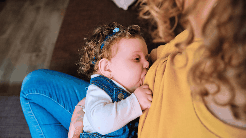 Cữ bú của trẻ 3 tháng tuổi thường cách nhau khoảng 3 - 4 giờ