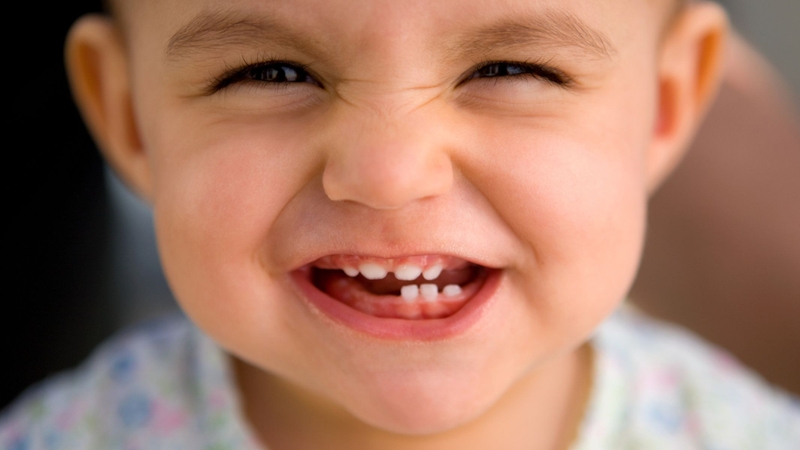 Lịch thay răng sữa ở trẻ diễn ra từ khoảng 5-7 tuổi đến 11-12 tuổi, theo thứ tự mọc trước rụng trước và được thay thế bằng răng vĩnh viễn