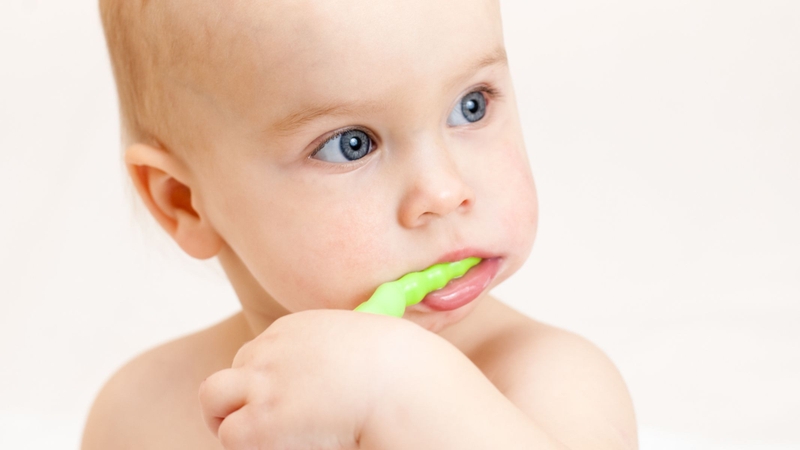 Trẻ cần đánh răng ít nhất 2 lần mỗi ngày để hình thành thói quen chăm sóc răng miệng và phòng ngừa sâu răng
