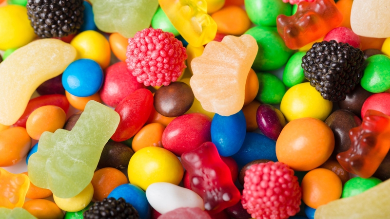 Hạn chế đồ ngọt và tăng cường thực phẩm giàu canxi giúp bảo vệ răng chắc khỏe và hỗ trợ phát triển xương hàm cho trẻ