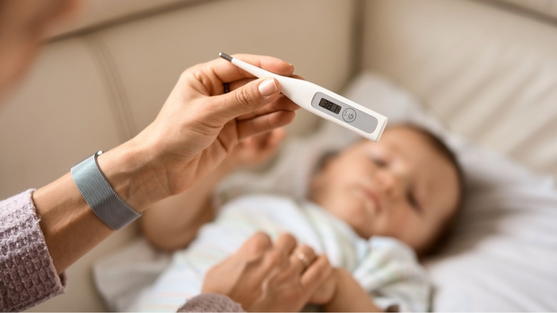 Sốt là phản ứng thường gặp sau khi tiêm vắc xin