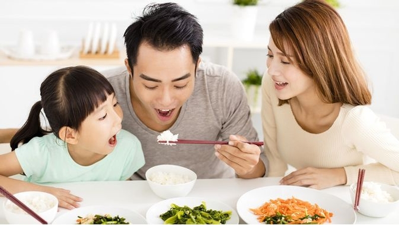 Ăn uống đầy đủ dinh dưỡng, lành mạnh hỗ trợ phòng ngừa liệt dây thần kinh số 7 do tai biến