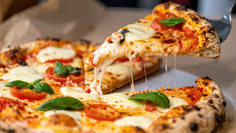 Liệu bánh pizza để qua đêm có ăn được không? Không nên ăn bánh pizza đã để qua đêm ở nhiệt độ phòng vì có thể gây ngộ độc thực phẩm