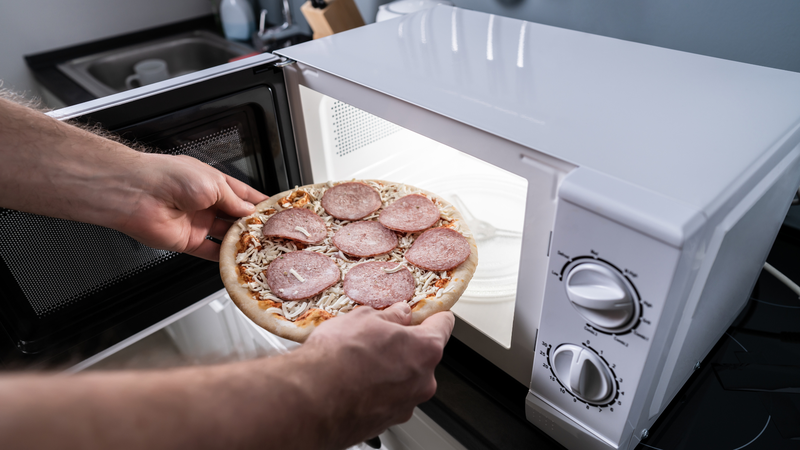 Nên hâm nóng kỹ pizza trước khi ăn để đảm bảo sức khỏe