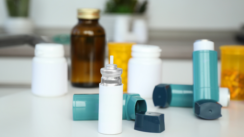 Ngay cả khi sử dụng liệu pháp sinh học, người bệnh vẫn có thể cần tiếp tục dùng thuốc hít để kiểm soát triệu chứng hàng ngày