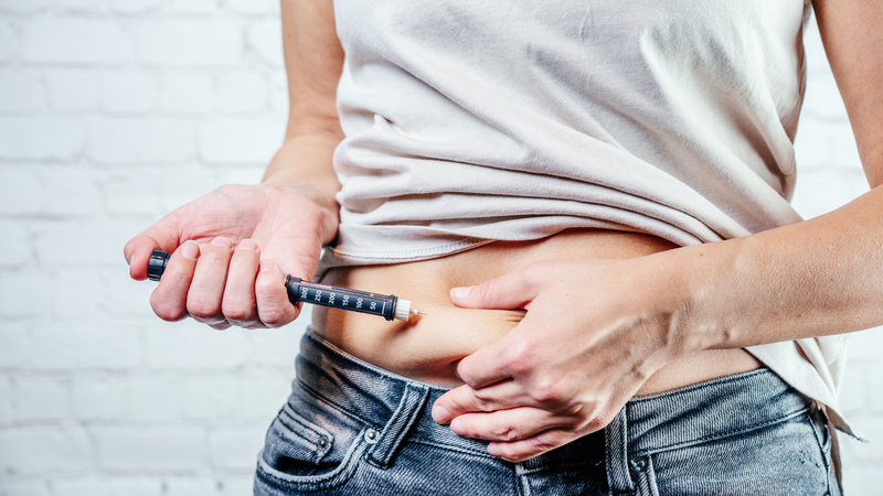 Liệu pháp sinh học thường được thực hiện dưới dạng tiêm dưới da hoặc truyền tĩnh mạch