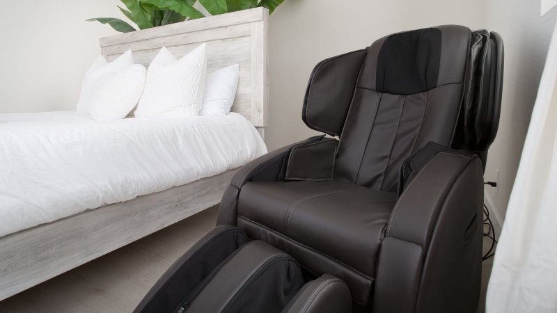 Có nên mua ghế massage cho người già không là thắc mắc của nhiều gia đình