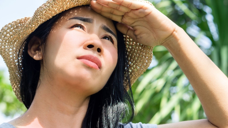 Tia UV từ ánh nắng mặt trời kích thích cơ thể sản xuất melanin nhằm bảo vệ da