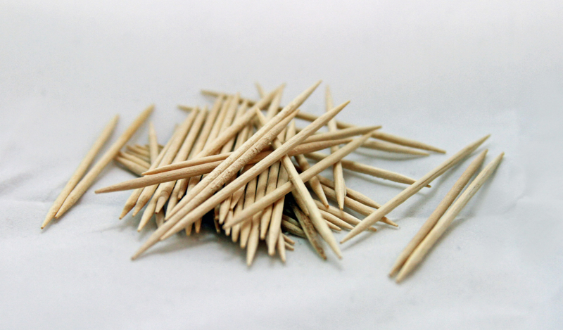 Dùng tăm xỉa răng có tốt không?