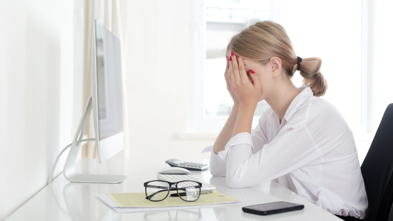 Stress là một trong những nguyên nhân hàng đầu khiến tóc yếu và dễ rụng.