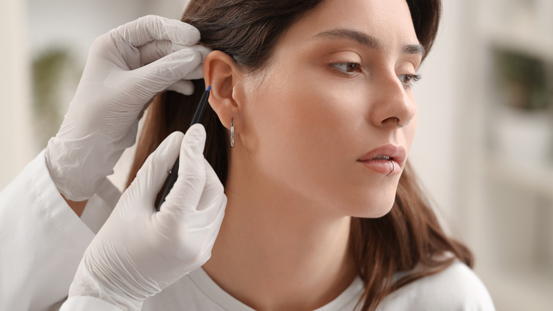 Lỗ helix là việc tạo lỗ trên phần sụn vành tai trên, theo đường cong ngoài của tai