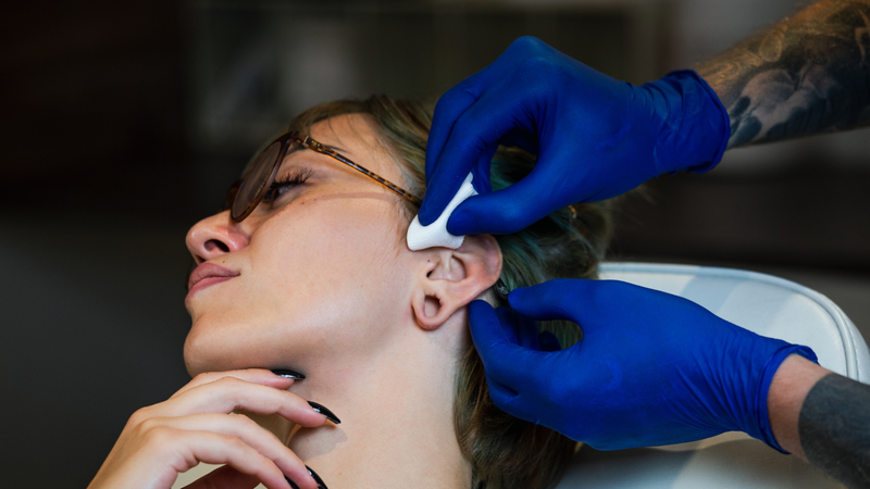 Sau xỏ, tuân thủ chăm sóc nghiêm ngặt để lỗ helix lành trong 6 đến 12 tháng