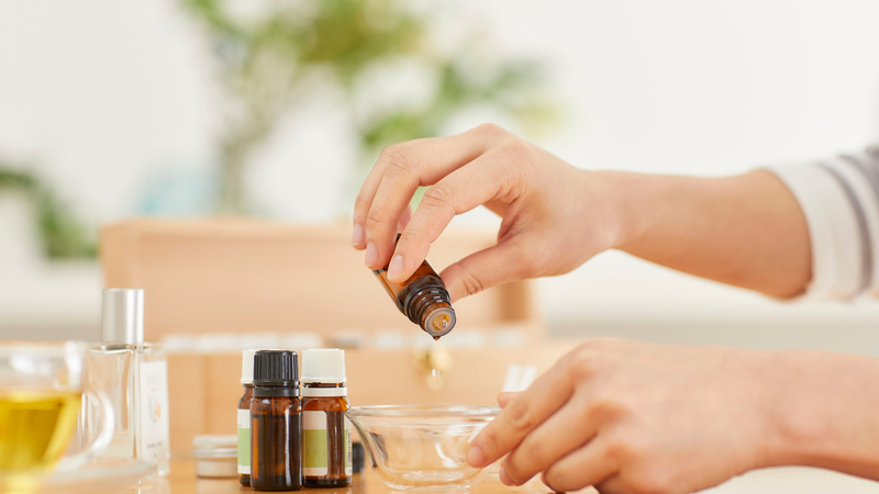 Tùy loại dầu gió mà cơ thể mẹ có những phản ứng khác nhau