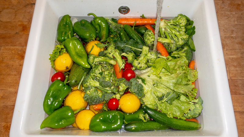 Bạn nên rửa kĩ rau trước khi chế biến